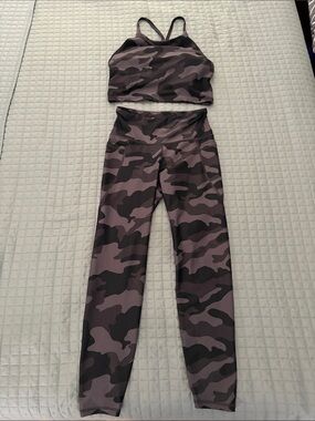 Old Navy Black and Gray Camo Leggings & Sports Tank/Bra Set